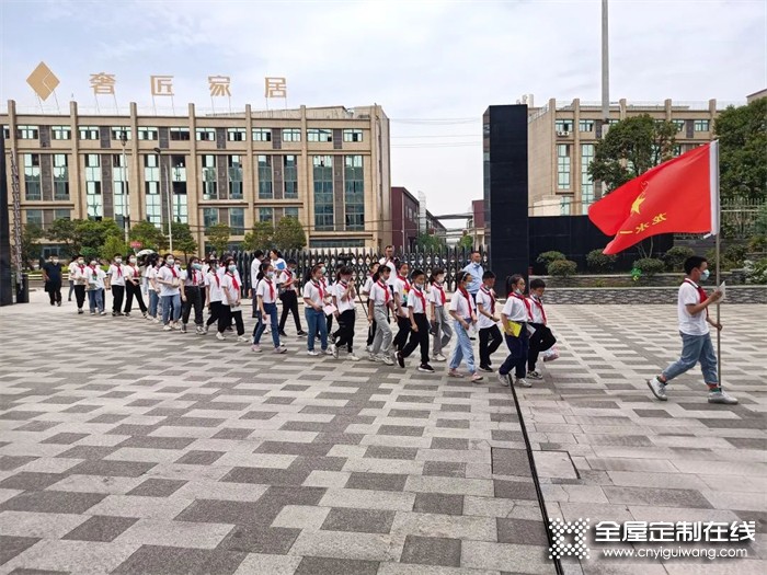 匠心傳承+智能制造|大足區(qū)龍水鎮(zhèn)第一小學(xué)師生走進(jìn)奢匠4.0智造工廠，感受文化傳承魅力